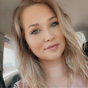 Meet your Posher, Caitlin